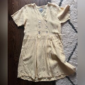 Buttery yellow “Via Uai by pollero” linen dress with pearly buttons true size M